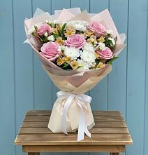 Букет цветов из:  Гвоздики, Орхидеи и Розы в Пузево