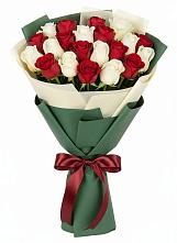 Букет Микс из красных и белых роз в Пузево