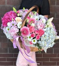 Цветочная композиция из Розы, Хризантемы, Пионы и Лизиантусы в корзине в Пузево
