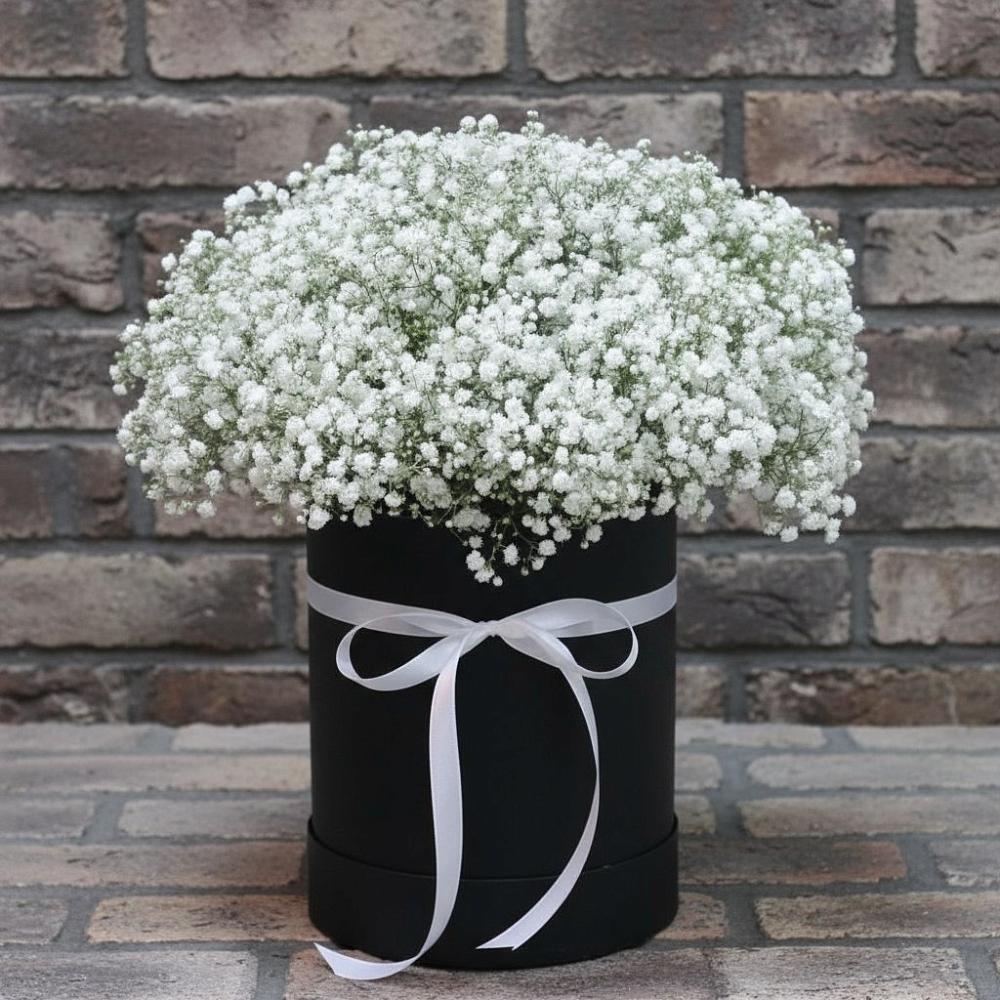 Цветочная композиция из Гипсофила в шляпной коробке в Пузево