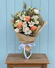 Букет цветов из:  Альстромерии, Лизиантусы, Розы и Хризантемы в Пузево