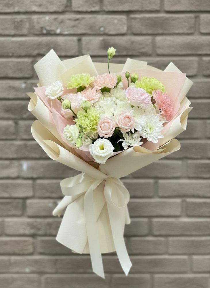 Букет цветов из: Гвоздики, Розы, Лизиантусы и Хризантемы в Пузево