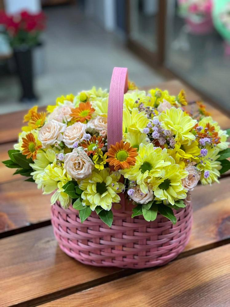 Цветочная композиция из Хризантемы и Розы в корзине в Пузево