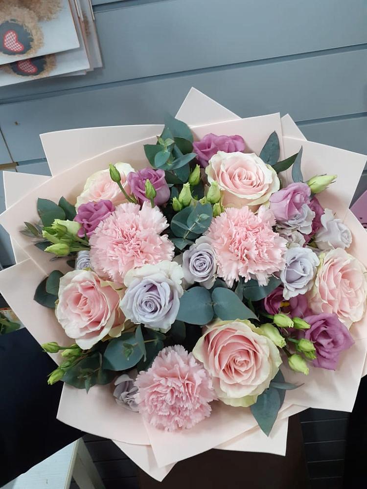 Букет цветов из: Розы, Гвоздики и Лизиантусы в Пузево