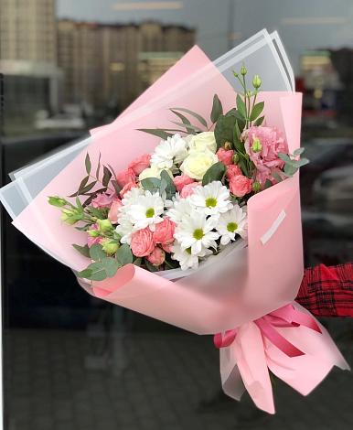Букет цветов из: Розы, Лизиантусы и Хризантемы в Пузево
